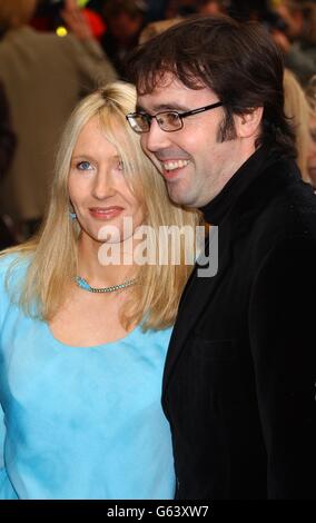 Harry Potter Schöpfer JK Rowling und ihr Partner Neil Murray kommen zur Promi-Filmpremiere von Harry Potter und der Kammer des Schreckens am Odeon Leicester Square im Londoner West End. Stockfoto