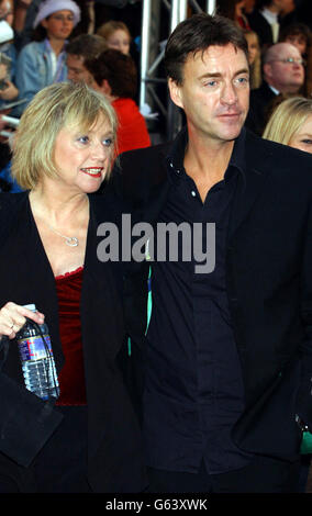 Die Fernsehmoderatoren Richard Madeley und Judy Finnigan kommen mit ihrer zur Promi-Filmpremiere von Harry Potter und der Kammer der Geheimnisse am Odeon Leicester Square im Londoner West End an. Stockfoto