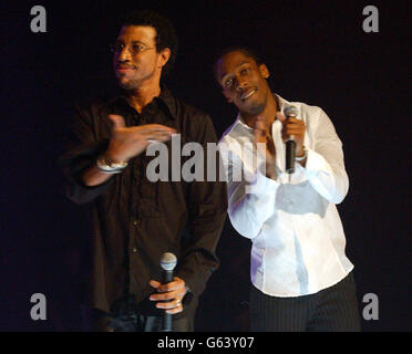 Der amerikanische Sänger Lionel Richie und Lemar Obika spielen ein Duett in der Fame Academy von BBC TV. Stockfoto