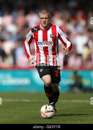 Fußball - npower Football League One - Play Off - Halbfinale - zweite Etappe - Brentford gegen Swindon Town - Griffin Park. Jake Bidwell, Brentford Stockfoto