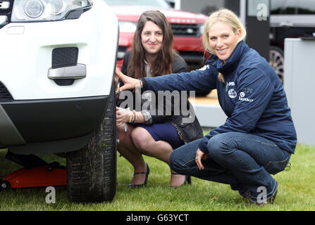 Zara Phillips spricht mit Verity Atkins, Absolventin der Funktionalen Sicherheit, während sie das Range Rover Evoque WISE Stipendium auf der Royal Windsor Horse Show in Berkshire einführt. Stockfoto