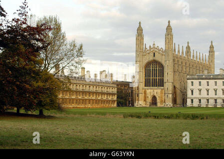 King's College Chapel, auf der Rückseite der Cambridge University, in der Nähe des Flusses Cam. *28/12/03: Akademiker wollen bis zu 10 Millionen aufbringen, um eine der berühmtesten Universitätskapellen der Welt zu restaurieren. Die Mitarbeiter der Cambridge University hoffen, dass sie National Lottery Geld für die Arbeit auf dem Dach und Mauerwerk der King's College Chapel aus dem 16. Jahrhundert erhalten. Dr. John Barber, Entwicklungsleiter am King's College, sagte, dass Pläne gemacht wurden, um einen Zuschuss aus dem Heritage Lottery Fund zu beantragen. Stockfoto