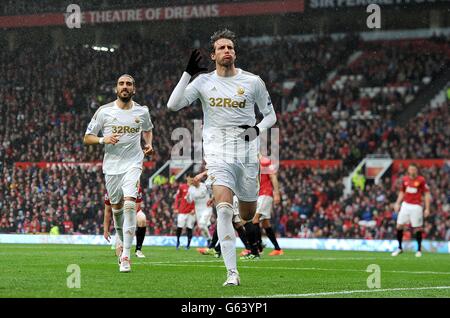 Fußball - Barclays Premier League - Manchester United / Swansea City - Old Trafford. Miguel Michu von Swansea City feiert sein erstes Tor des Spiels Stockfoto