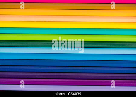 Regenbogen-Bleistifte aufgereiht, von oben Stockfoto