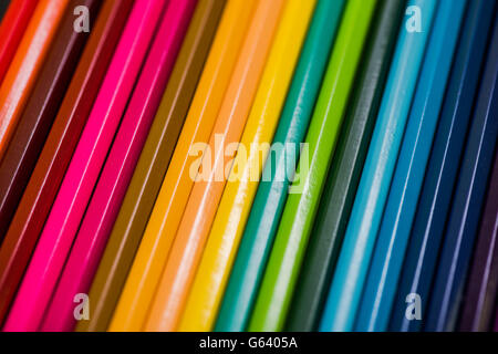 Regenbogen-Bleistifte aufgereiht, von oben Stockfoto