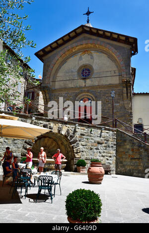 Das Pfarrhaus von St. Nikolaus. Die Kirche befindet sich direkt vor dem Palazzo del Podestà, Radda in Chianti, Siena, Toskana, Italien Stockfoto