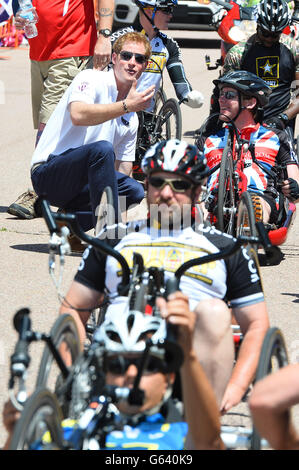 Prince Harry spricht mit einem britischen Konkurrenten während des Warrior Games Radsportevents auf der Basis der US Air Force Academy in Colorado Springs, USA. Stockfoto