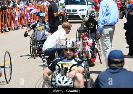 Prince Harry spricht mit einem britischen Konkurrenten während des Warrior Games Radsportevents auf der Basis der US Air Force Academy in Colorado Springs, USA. Stockfoto