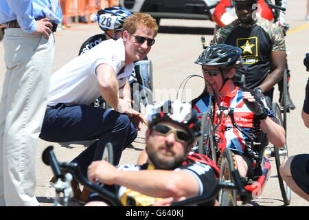 Prince Harry spricht mit einem britischen Konkurrenten während des Warrior Games Radsportevents auf der Basis der US Air Force Academy in Colorado Springs, USA. Stockfoto