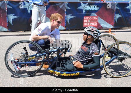 Prince Harry spricht mit einem Konkurrenten während des Warrior Games Radsportevents auf der Basis der US Air Force Academy in Colorado Springs, USA. Stockfoto