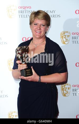 Clare Balding mit dem Award for Outstanding Achievement in Factual Presenting bei den Arqiva British Academy Television Awards 2013 in der Royal Festival Hall, London. Stockfoto