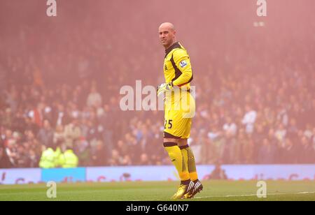 Liverpooler Torhüter Jose Reina sieht so aus, als sei ein Flare gelassen Ab in die Tribüne Stockfoto