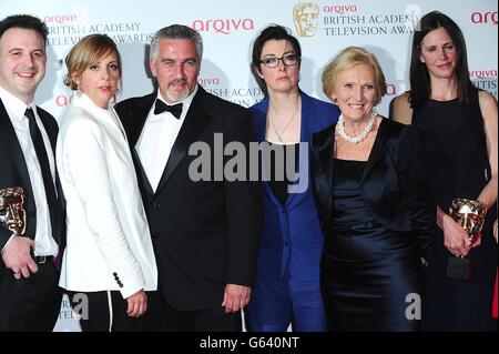 Mel Giedroyc, Paul Hollywood, sue Perkins und Mary Berry wurden bei den Arqiva British Academy Television Awards 2013 in der Royal Festival Hall in London mit dem Best Features Award for the Great British Bake Off ausgezeichnet. Stockfoto