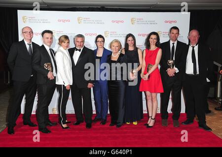 Mel Giedroyc, Paul Hollywood, sue Perkins und Mary Berry wurden bei den Arqiva British Academy Television Awards 2013 in der Royal Festival Hall in London mit dem Best Features Award for the Great British Bake Off ausgezeichnet. Stockfoto