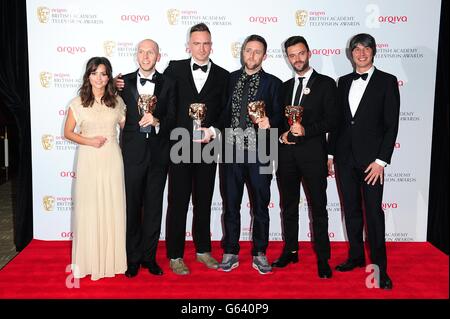 (Ganz links) Jenna-Louise Coleman und (ganz rechts) Patrick Cox mit den Gewinnern des Preises für das beste Comedy-Programm für die Revolution werden bei den Arqiva British Academy Television Awards 2013 in der Royal Festival Hall, London, übertragen. Stockfoto