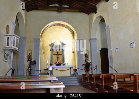 Das Innere besteht aus einem Schiff mit einem lateinischen Kreuz. Das Pfarrhaus von St. Nikolaus. Radda in Chianti, Siena, Toskana, Italien, Europa Stockfoto