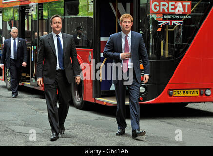 Prinz Harry und David Cameron fördern das britische Geschäft auf den "GROSSEN" Kampagnen Routemaster Bus in den Milk Studios, Manhatten, New York, USA. Stockfoto