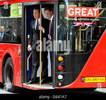 Prinz Harry und David Cameron fördern das britische Geschäft auf den "GROSSEN" Kampagnen Routemaster Bus in den Milk Studios, Manhatten, New York, USA. Stockfoto