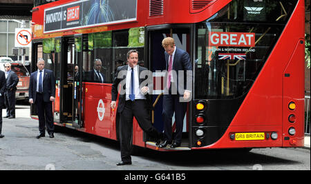 Prinz Harry und David Cameron fördern das britische Geschäft auf den "GROSSEN" Kampagnen Routemaster Bus in den Milk Studios, Manhatten, New York, USA. Stockfoto