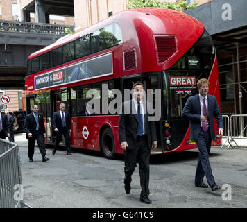 Prinz Harry und David Cameron fördern das britische Geschäft auf den "GROSSEN" Kampagnen Routemaster Bus in den Milk Studios, Manhatten, New York, USA. Stockfoto