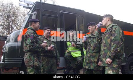 Eine Gruppe von Soldaten aus der hauseigenen Kavallerie trinkt vor dem Feuereister der Grünen Göttin Tee, als ihre 12-Stunden-Schicht in den Knightsbridge Barracks im Zentrum Londons zu Ende geht. * die Gruppe war Teil der Streitkräfte, Dadurch wurde eine Branddeckung für die Dauer des 48-stündigen Feuerwehreinschlags vorgesehen, der am Freitag um 1800 Uhr enden soll. Stockfoto