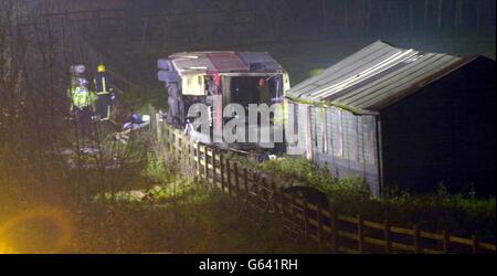 Crashszene auf der M25 Autobahn zwischen den Kreuzungen 15-16 in der Nähe von Slough, West London. Mindestens fünf Menschen wurden nach dem Aussteigen eines 57-Sitzer-Reisebusses von der Fahrbahn und dem Umkippen von der Straße gefürchtet und 35 verletzt. Stockfoto