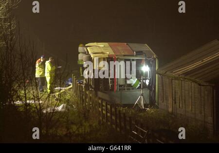 Unfallfahnder am Unfallort auf der Autobahn M25 zwischen den Anschlussstellen 15-16 in der Nähe von Slough, West-London. Mindestens fünf Menschen wurden nach dem Aussteigen eines 57-Sitzer-Reisebusses von der Fahrbahn aus und dem Umkippen von der Straße gefürchtet und 35 verletzt. Stockfoto