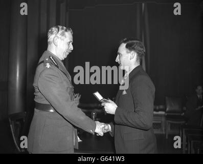 Thomas Arthur Beall, aus North End-Road, Thornton Heath, Surrey, in County Hall, Westminster, nachdem er vom Herzog von Wellington, Lord Lieutenant of Hampshire, die erste Binney Memorial Medal erhalten hatte. Die Medaille, die zum Gedenken an Capt. Ralph Binney gegründet wurde, Wer am 8. Dezember 1944 in London starb, nachdem er versucht hatte, zwei Diebe zu stoppen, wird für den tapfersten Akt des Jahres von einem britischen Staatsbürger zur Unterstützung von Recht und Ordnung in den Polizeibezirken der Metropolregion und der Stadt ausgezeichnet. Stockfoto