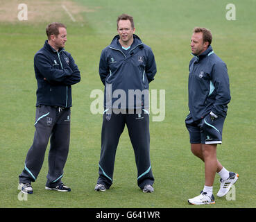 Surreys Teamchef Chris Adams (rechts), zweiter XI-Trainer Ali Brown (links) und Bowling-Trainer Stuart Barnes (Mitte) Stockfoto