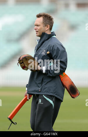 Cricket - LV= County Championship - Division One - Tag One - Surrey / Durham - Kia Oval. Stuart Barnes, Bowlingtrainer von Surrey Stockfoto