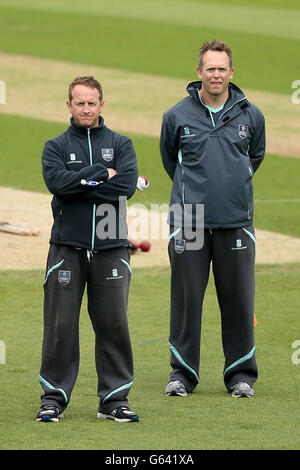 Surreys Bowlingtrainer Stuart Barnes (rechts) und zweiter XI-Trainer Ali Brown Stockfoto