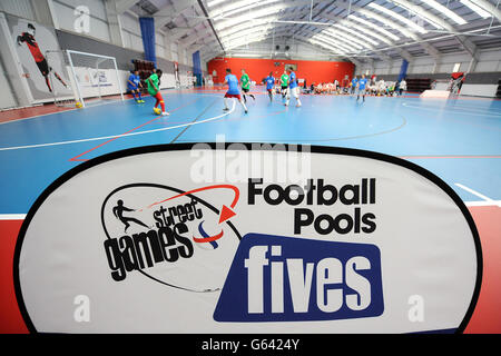 Action während des StreetGames Football Pools Fives-Programms im Cardiff House of Sport, Cardiff. Stockfoto