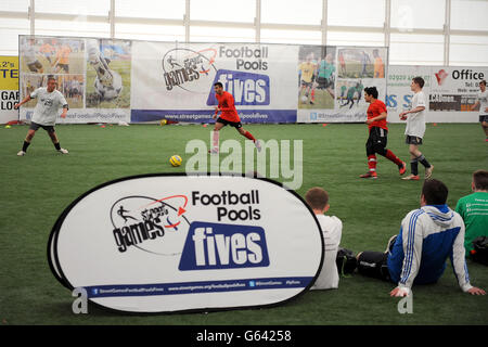 Action während des StreetGames Football Pools Fives-Programms im Cardiff House of Sport, Cardiff. Stockfoto