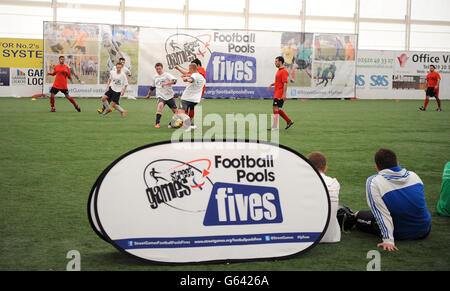 Fußball - StreetGames Fußball Pools Fives - Cardiff House of Sport. Action während des StreetGames Football Pools Fives-Programms im Cardiff House of Sport, Cardiff. Stockfoto