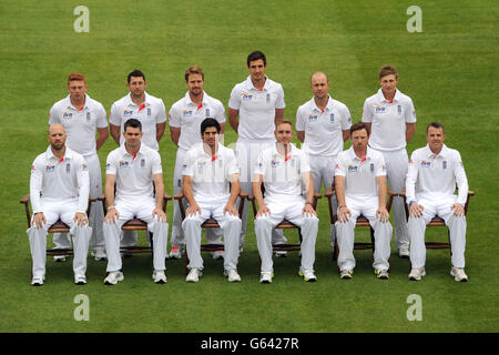 England (hintere Reihe, links-rechts) Johnny Bairstow, Tim Bresnan, Nick Compton, Steven Finn, Jonathan Trott, Joe Root. (Vordere Reihe, links-rechts) Matt Prior, James Anderson, Alastair Cook, Stuart Broad, Ian Bell und Graeme Swann) Pose für ein Teamfoto während der Nets Session im Lords Cricket Ground, London. DRÜCKEN SIE ASSOCATION Photo. Bilddatum: Mittwoch, 15. Mai 2013. Siehe PA Geschichte CRICKET England. Bildnachweis sollte lauten: Anthony Devlin/PA Wire. Stockfoto