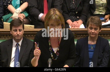 Die stellvertretende Vorsitzende der Labour Party Harriet Harman spricht während der Fragen des Premierministers im Londoner Unterhaus. Stockfoto