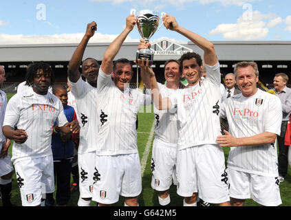 Soccer - Charity All Star Match - Fulham gegen Sealand - Craven Cottage. Fulhams Kapitän All Stars Karim Fayed (2. Rechts) hebt den Shooting Stars Chase Cup nach dem Sieg über den Sealand All Stars an. Stockfoto