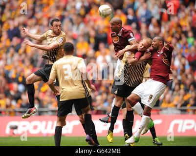 Bradford City's Rory McArdle (links) richten einen Kopf auf das Tor Stockfoto