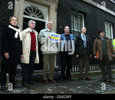 (Von L-R) Carol Barbone von Stop Stansted Expansion, John McDonnell Labour-Abgeordneter von Heathrow, Norman Mead, Vorsitzender der Stop Stansted Airport Campaign, John Stewart Chairman Heathrow HACAN, Roger Wood Committee Mitglied von LADACAN Luton und James Drewer. * ... auch von Stop Stansted Expansion, vor der Downing Street Nr. 10, im Zentrum von London, mit ihrer Petition an den Premierminister zu übergeben, gegen die Erweiterung des Stansted Flughafen in Essex. Hunderte von Demonstranten marschierten früher durch London, um gegen die Flughafenerweiterung in Großbritannien zu demonstrieren. Hinzufügen von drei zusätzlichen Start- und Landebahnen in Stansted Stockfoto