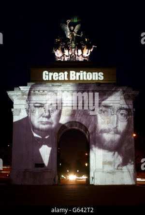 Bilder der zehn größten Briten, die auf den Wellington Arch in London projiziert werden. Das große britische Live-Finale wird auf BBC2 ausgestrahlt. Das Bild zeigt Sir Winston Churchill (1874 - 1965) (links), der derzeit den ersten Platz in der Umfrage belegt, und John Lennon (1940 - 1980), der auf dem siebten Platz steht Stockfoto