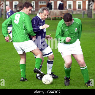 Der ehemalige schottische erste Minister Henry McLeish versucht, die irischen Parlamentarier John Deeasy (L) und Niall Blaney bei einem Fußballspiel in Dublin zu überholen, um die parteiübergreifende politische Unterstützung zu unterstreichen, die in beiden Ländern für die Europameisterschaft 2008 in Schottland und Irland besteht. Stockfoto