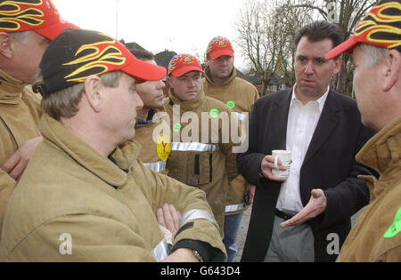 Andy Gilchrist, Generalsekretär der Fire Brigades Union, spricht am dritten Tag einer achttägigen Unterbrechung mit streikenden Mitgliedern, während er die Streikposten vor der Hauptfeuerwache in Luton, Bedfordshire, besucht. * Er sagte, Feuerwehrleute erhielten gemischte Nachrichten von der Regierung, mit widersprüchlichen Positionen, die von der Kanzlerin und dem stellvertretenden Ministerpräsidenten angenommen wurden - was sie in eine unmögliche Position brachte und es unmöglich machte, zu sagen, was die offizielle Position war. Stockfoto