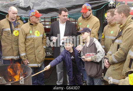 Andy Gilchrist, Generalsekretär der Fire Brigades Union, spricht am dritten Tag des Streiks der nationalen Feuerwehrleute zu Mitgliedern, während er ihre Streikposten vor der Hauptfeuerwache in Dunstable, Bedfordshire, besucht. * Er sagte, dass seine Mitglieder gemischte Nachrichten von der Regierung erhalten würden, mit widersprüchlichen Positionen, die vom Kanzler und dem stellvertretenden Premierminister angenommen wurden - was sie in eine unmögliche Position brachte und es unmöglich machte, zu sagen, was die offizielle Position war. Stockfoto