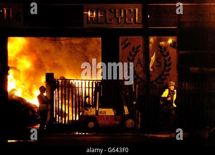 Green Goddess Crews schießen am dritten Tag des Feuerwehrstreiks in einer alten Mühle in Rochdale in Brand. Stockfoto