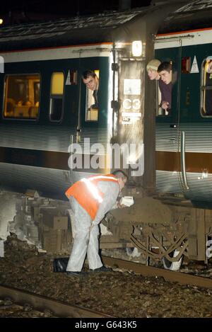 Ein Eisenbahningenieur inspiziert den Schaden am Tatort in West Ealing in London, nachdem ein Personenzug entgleist wurde. Dutzende Passagiere wurden aus dem Swansea-Zug nach Paddington evakuiert, nachdem ein Satz Räder auf einem der Wagen die Strecke verlassen hatte, als er sich London näherte. * keiner der anderen Wagen verließ die Strecke, alle Wagen blieben aufrecht und es wurden keine Verletzungen unter den Passagieren im ersten Zug des Great Western gemeldet. 20/02/03 : in einem Zwischenbericht, der von der Arbeitsschutzbehörde veröffentlicht wurde, hieß es, dass ein durch lose Schrauben verursachter Gleisfehler zur Entgleisung der Swansea geführt habe Stockfoto