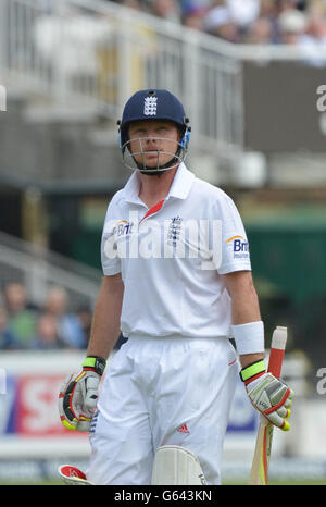 Englands Ian Bell verlässt das Feld, nachdem er während des ersten Tests am Lord's Cricket Ground, London, vom neuseeländischen Dean Brownlie für 6 erwischt wurde. Stockfoto