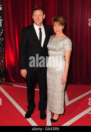 Chris Walker und Jan Pearson kommen für die British Soap Awards 2013 bei MediaCityUK, Salford, Manchester an. Stockfoto