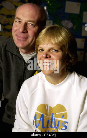 Die Eltern des ermordeten Teenagers Milly Dowler kehrten in die Schule ihrer Tochter zurück, um einen in ihrem Namen aufgestellte Kindersicherungsfonds zu fördern. Bob und Sally Dowler (im Bild) erzählten einem Publikum an der Cleves School in Weybridge, *..Surrey, wie sie sich mit Diana Lamplugh zusammengetan hatten, deren eigene Tochter Suzy vor 16 Jahren verschwand. Milly's Fund, der im vergangenen Monat bei der Gedenkfeier des 13-Jährigen eingerichtet wurde, wird für die Bezahlung eines Videos verwendet, das an Schulen gesendet werden soll, und für die Ausbildung von Lehrern. Ich glaube, wir waren etwa sechs Monate in der Schwebe, bevor Millys Körper gefunden wurde, sagte Frau Dowler. Stockfoto