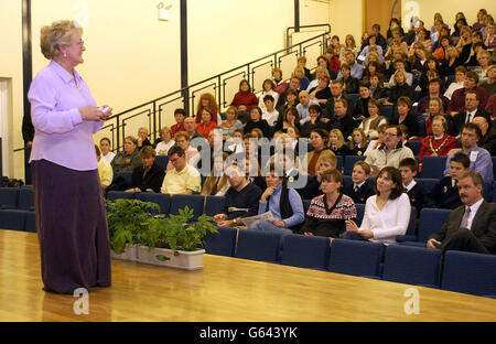 Diana Lamplugh (links) spricht mit Eltern und Schülern der Cleves School in Walton-on-Thames, Surrey. Diana hat sich den Eltern des ermordeten Teenagers Milly Dowler angeschlossen, als sie zur Schule ihrer Tochter zurückkehrten, um einen in ihrem Namen aufgestellten Kindersicherungsfonds zu fördern. *..Dianas eigene Tochter Suzy verschwand vor 16 Jahren. Millys Fonds, der im vergangenen Monat bei der Gedenkfeier des 13-Jährigen eingerichtet wurde, wird für die Bezahlung eines Videos verwendet, das an Schulen gesendet wird, und für die Ausbildung von Lehrern. Ich glaube, wir waren etwa sechs Monate lang in der Schwebe, bevor Millys Leichnam gefunden wurde, sagte Frau Dowler. Stockfoto