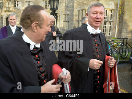 Der Manager von Manchester United, Sir Alex Ferguson (rechts), und der schottische Verleger und Sender Andrew Neill an der University of St Andrews in Schottland, wo sie den Ehrendoktor für Gesetze erhielten. Stockfoto